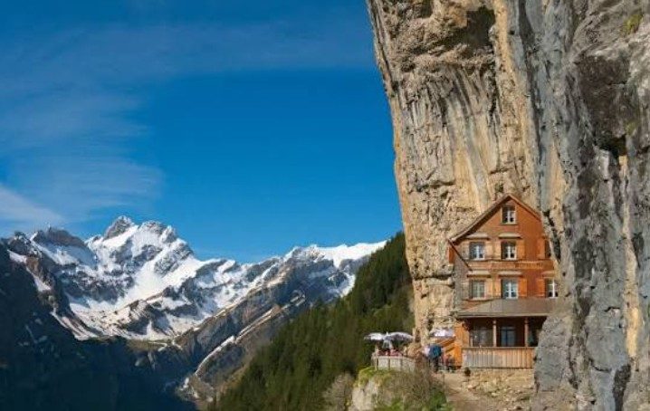 Berggasthaus Äscher unter der Felswand der Ebenalp