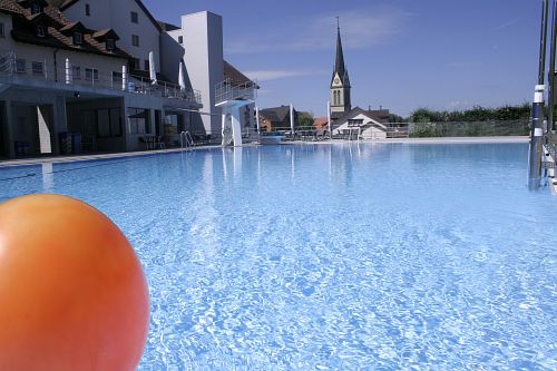 Freibad Rehetobel mit Blick auf die Dorfkirche
