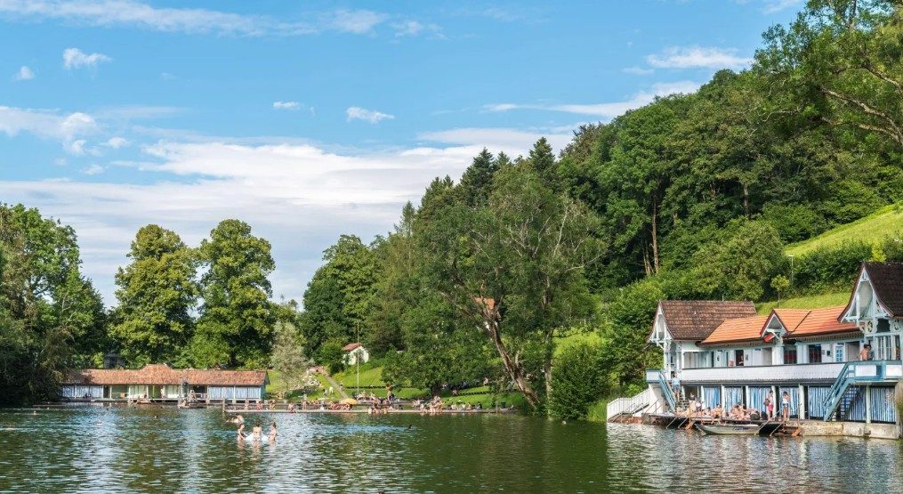 Badeweiher Drei Weieren mit Jugendstil-Badhäusern über St.Gallen
