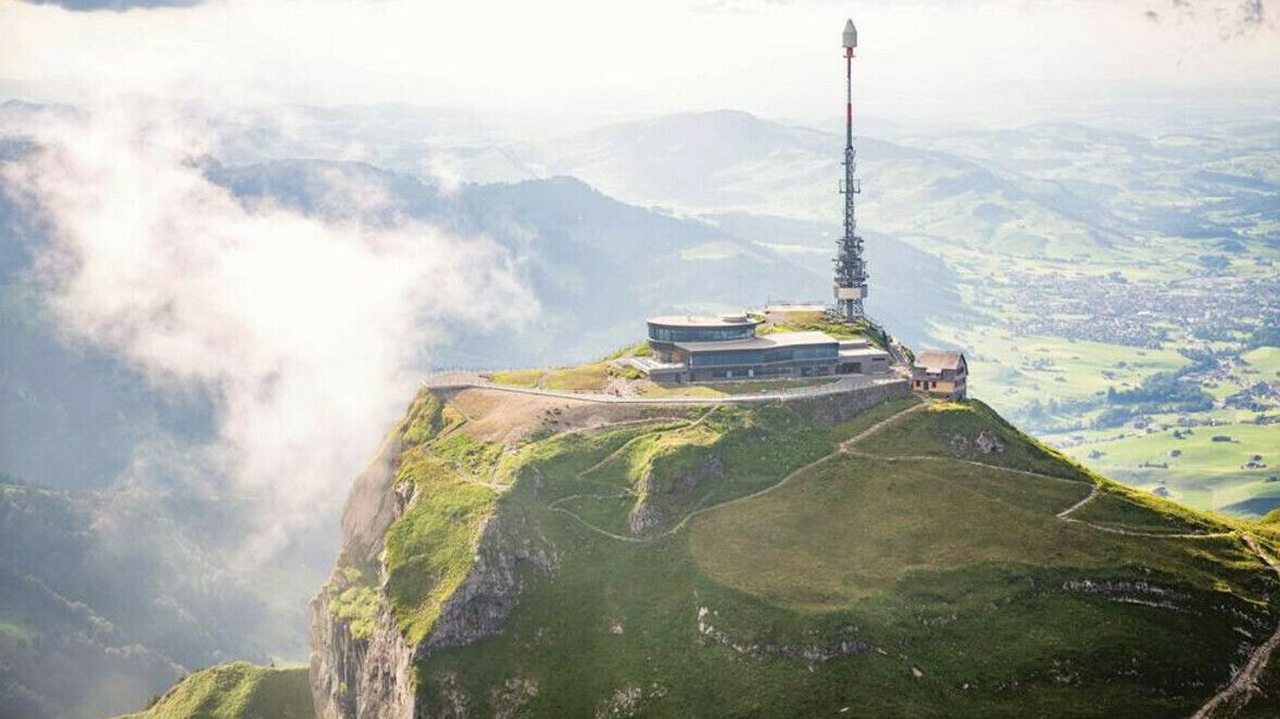 Gipfel des Hohen Kastens mit Drehrestaurant über dem Rheintal