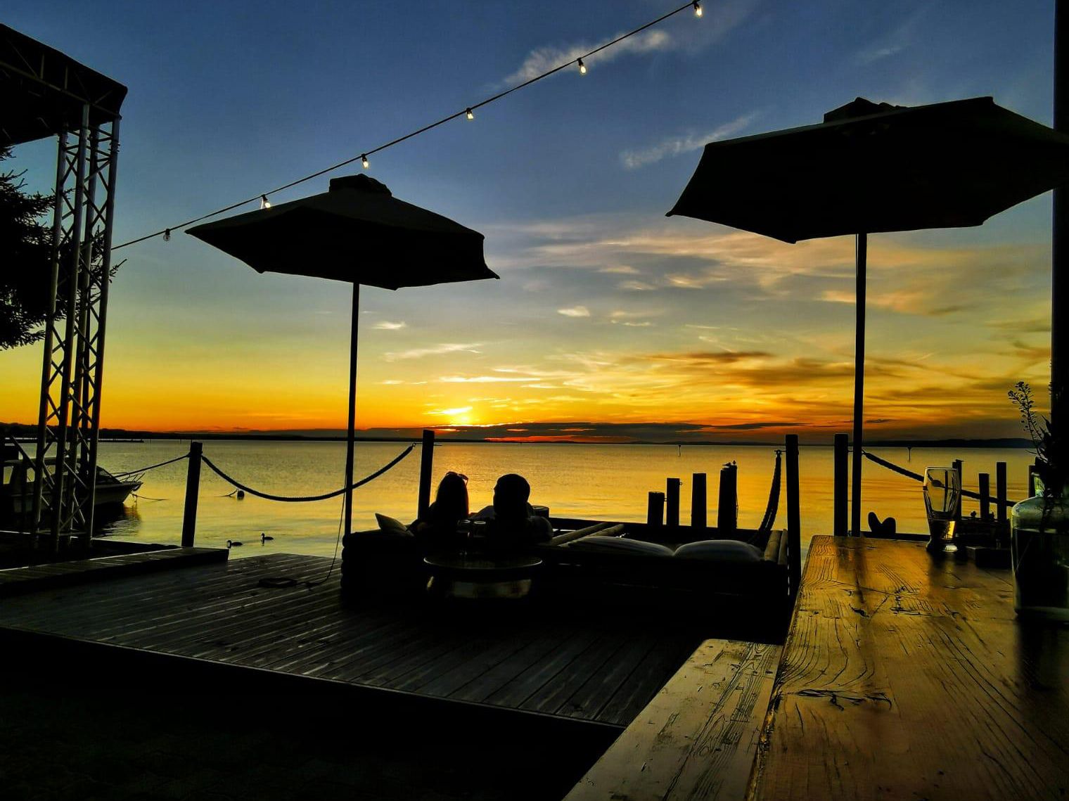 Sonnenuntergang über dem Bodensee in der Lounge-Bar Hookipa in Staad