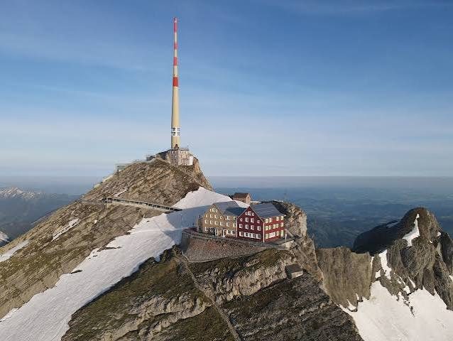 Säntis-Gipfel mit Berggasthaus und Sendeturm