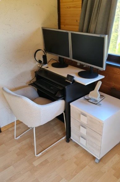 Arbeitsplatz mit zwei Bildschirmen für Workation