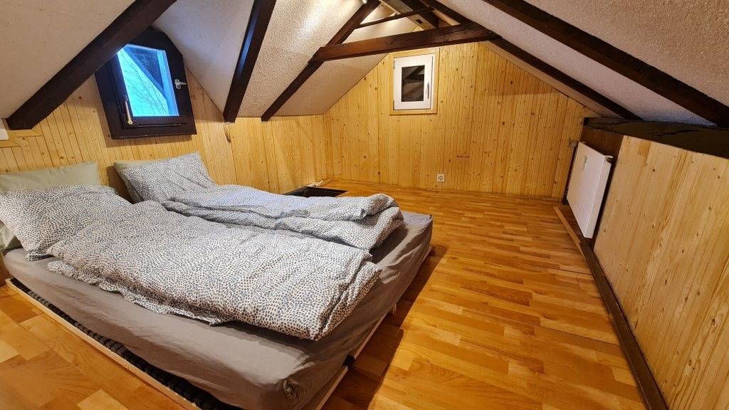 Schlafzimmer im Dachgeschoss mit Doppelbett