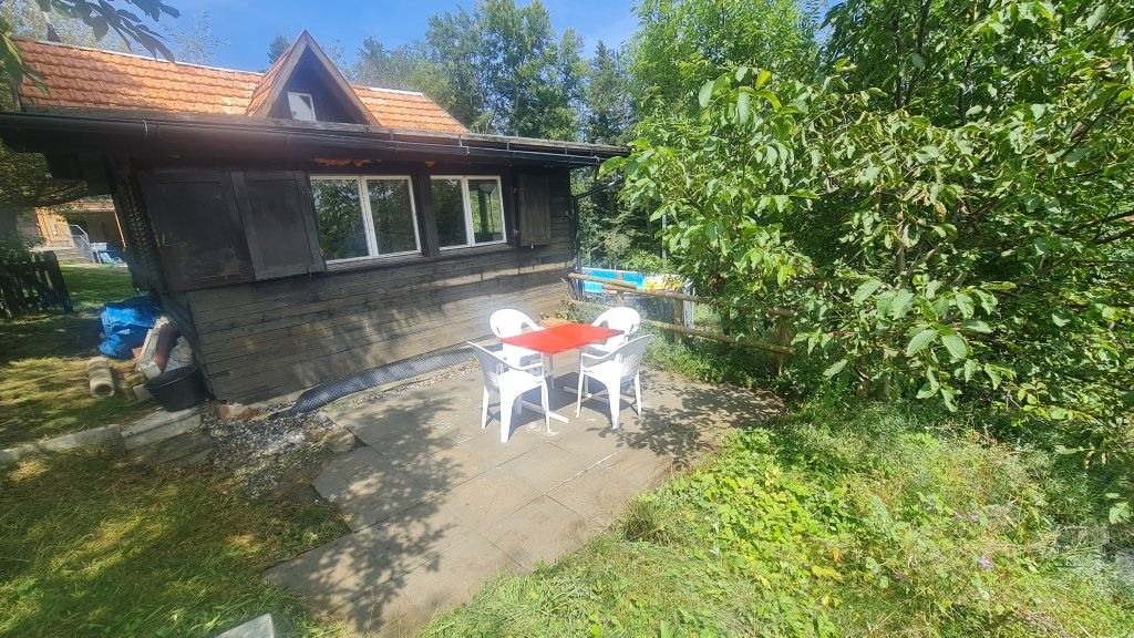 Privater Sitzplatz mit Gasgrill und Feuerkorb