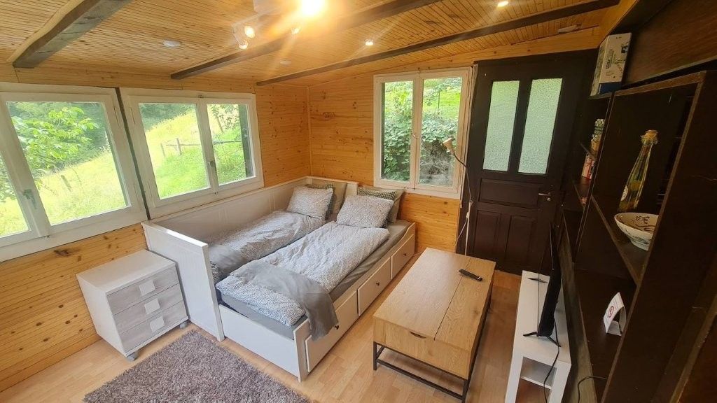 Wohnbereich mit ausgeklapptem Bettsofa als Doppelbett
