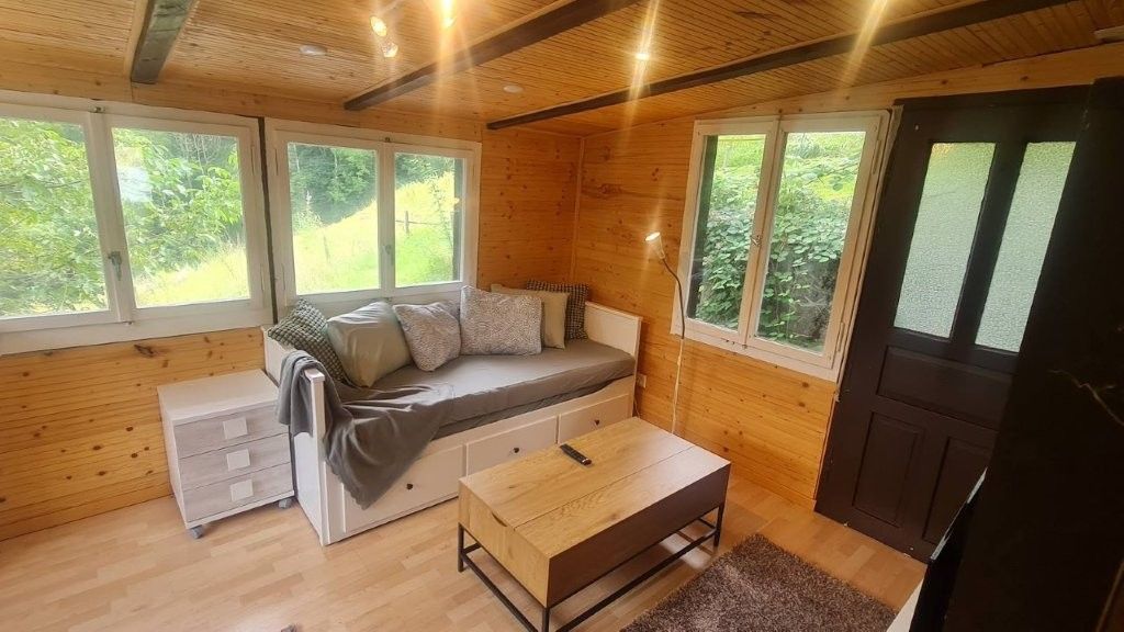 Wohnbereich des Bienenhauses mit Bettsofa