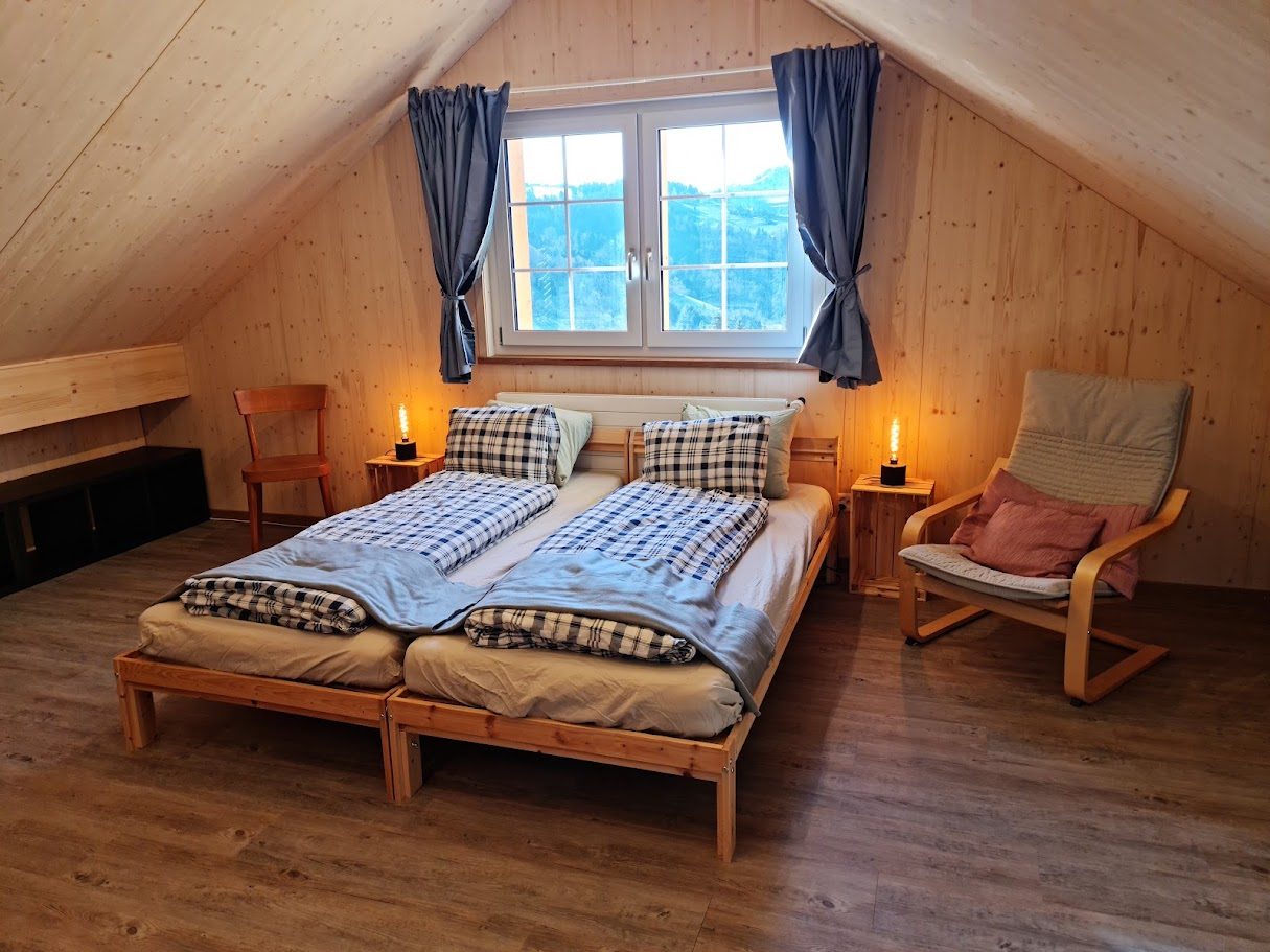 Frisch bezogenes Bett im Landhaus