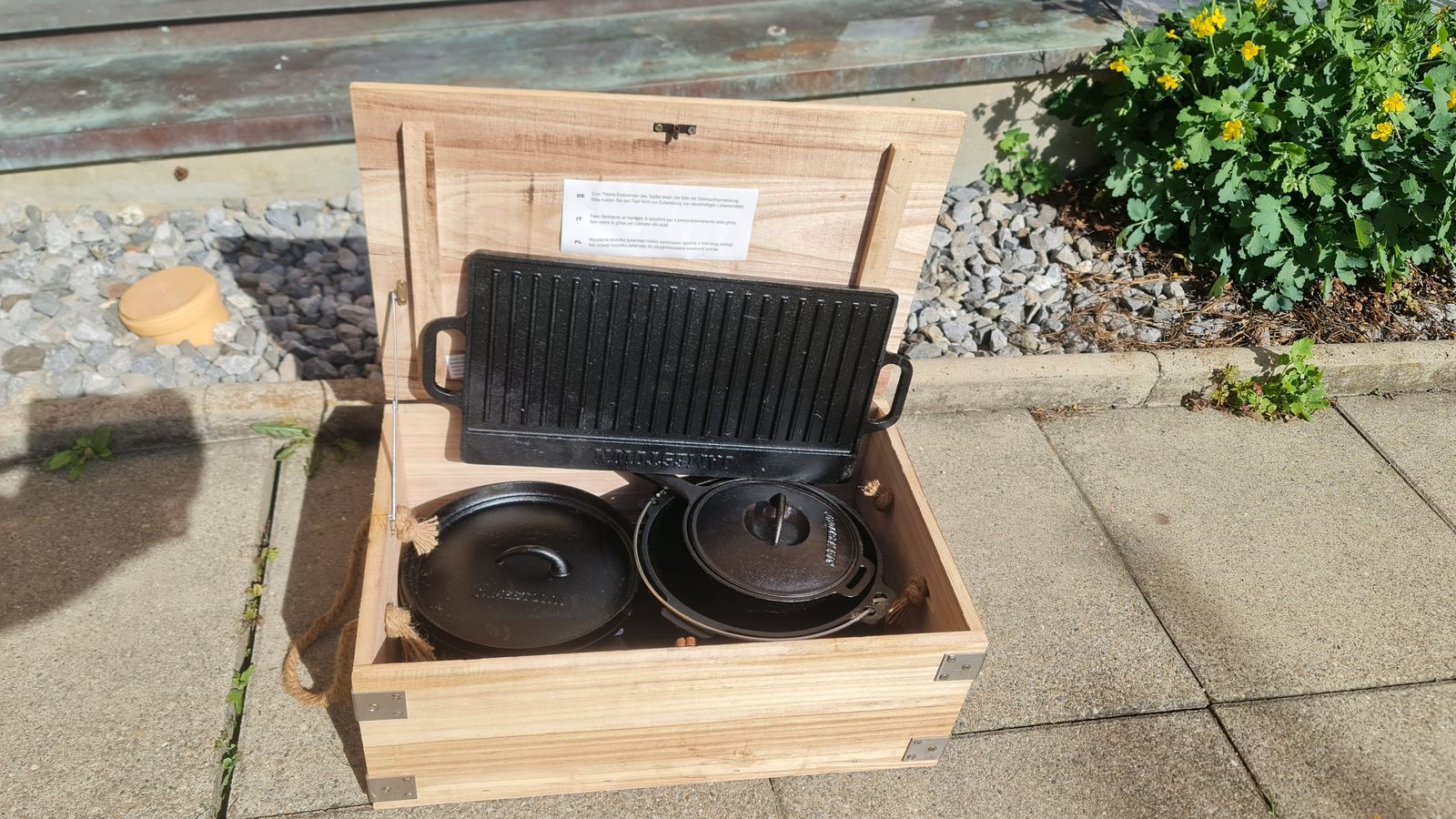 Dutch-Oven-Set aus Gusseisen in Holzkiste