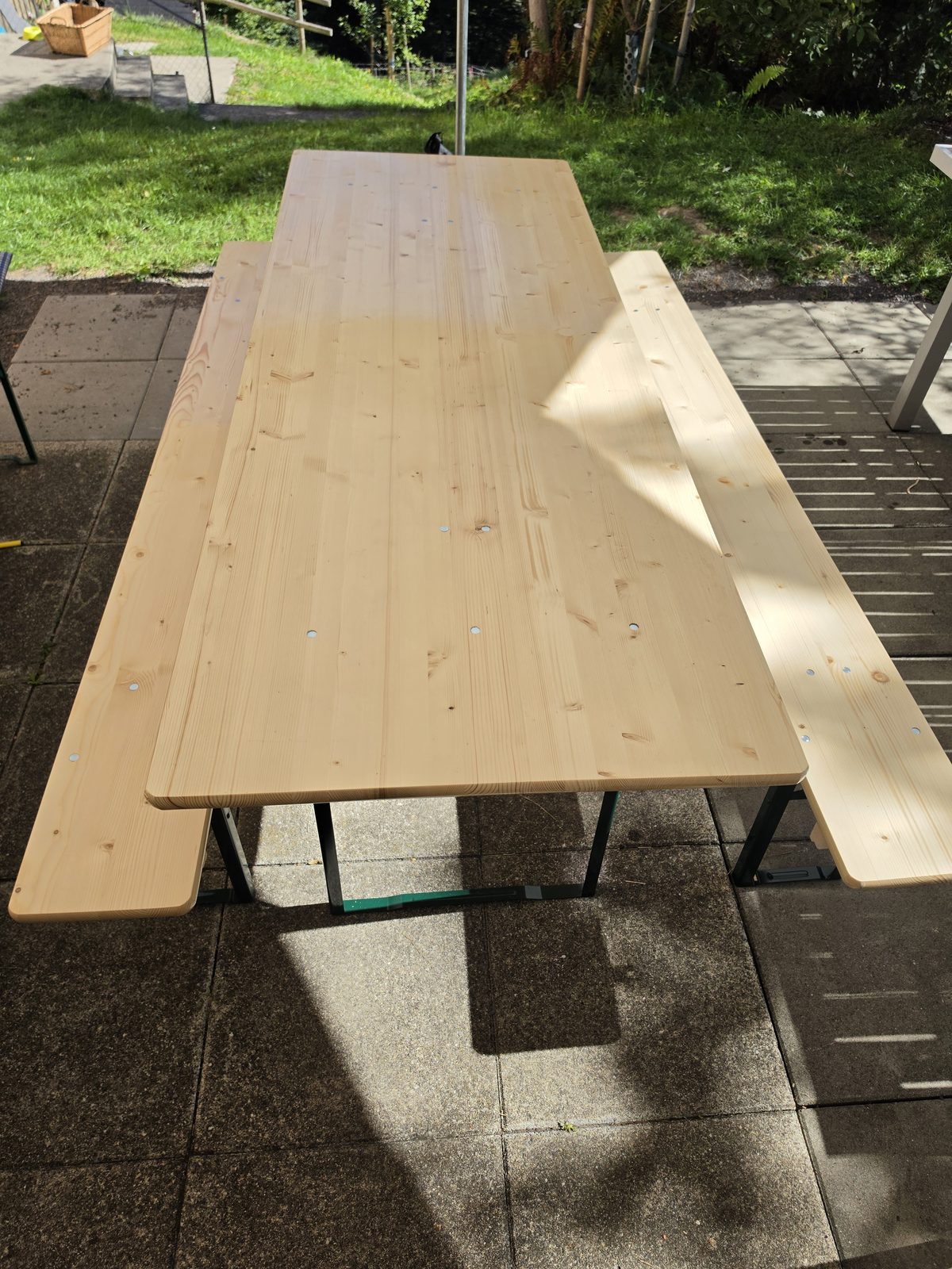 Festbankgarnitur aus Holz mit Tisch und zwei Bänken