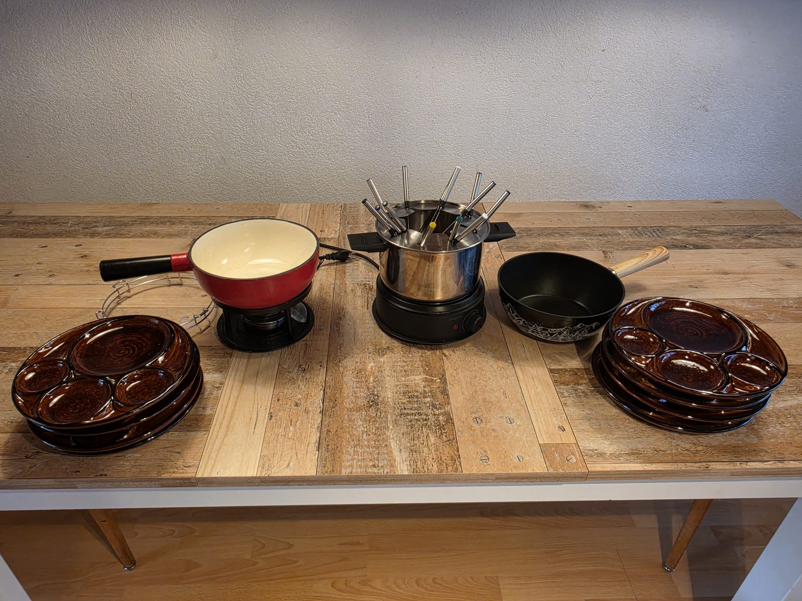 Fondue-Set mit Caquelon, elektrischem Rechaud, Pfannen und Chinoise-Tellern