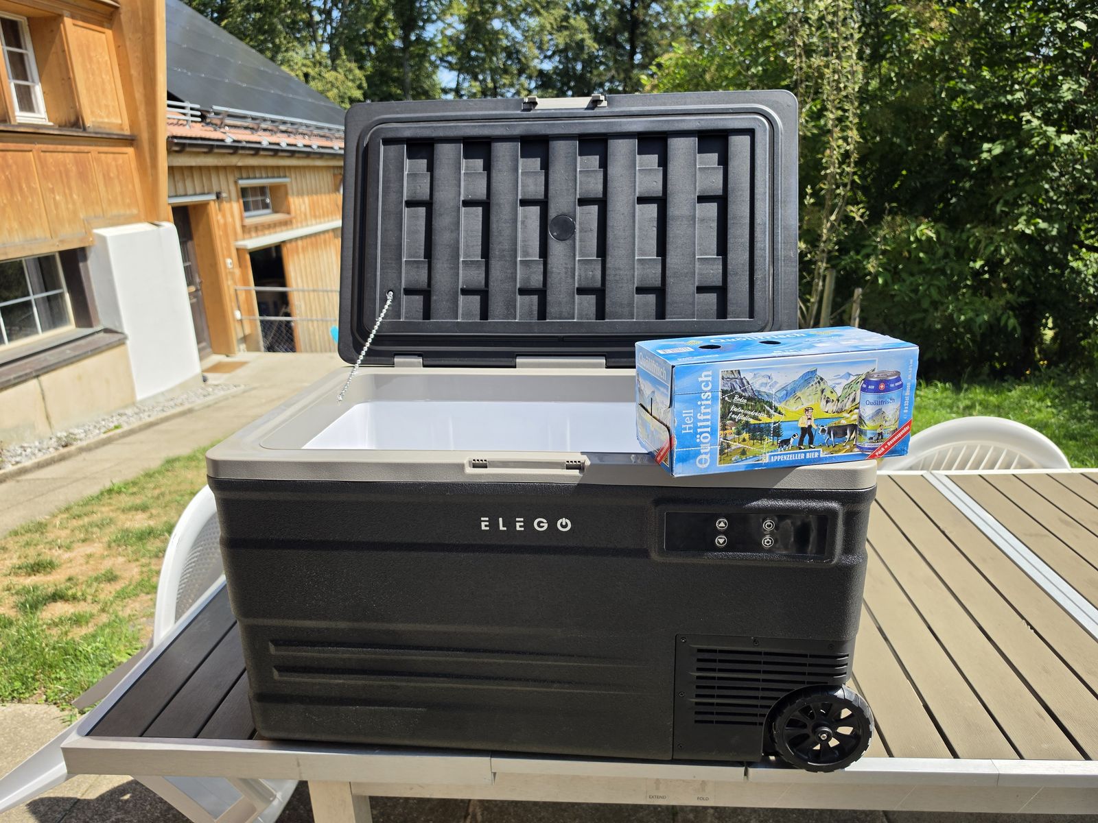 75-Liter-Kühlbox mit einem Karton Appenzeller Quöllfrisch