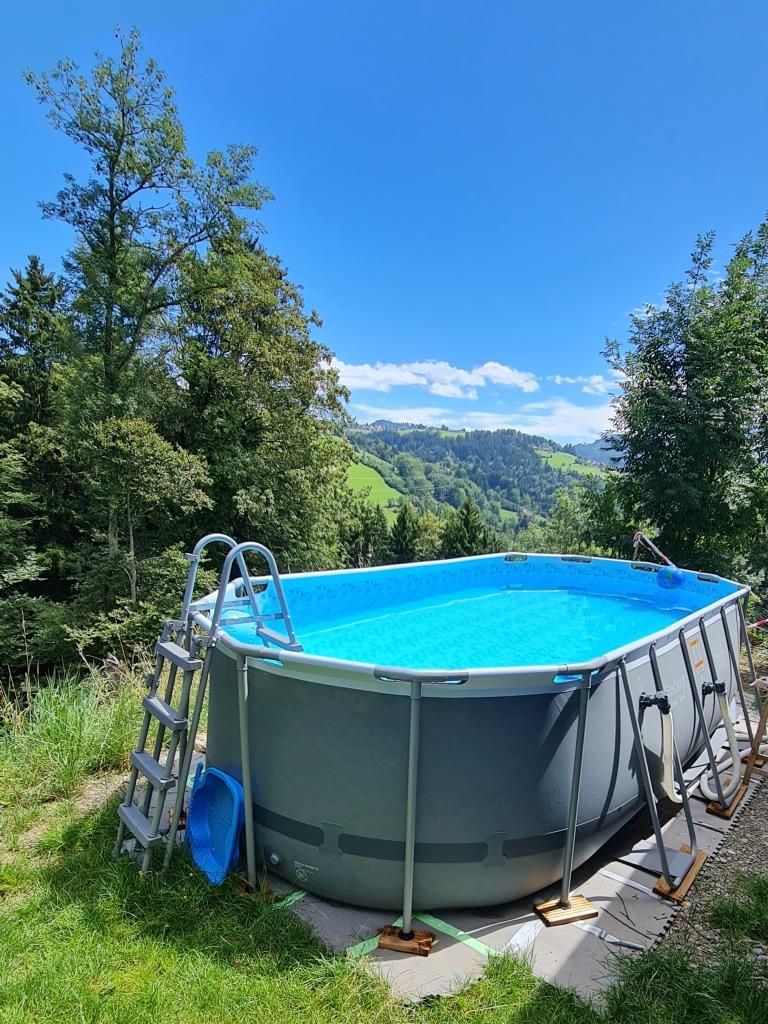 Garten mit saisonalem Aussenpool des Appenzeller Ferienhauses