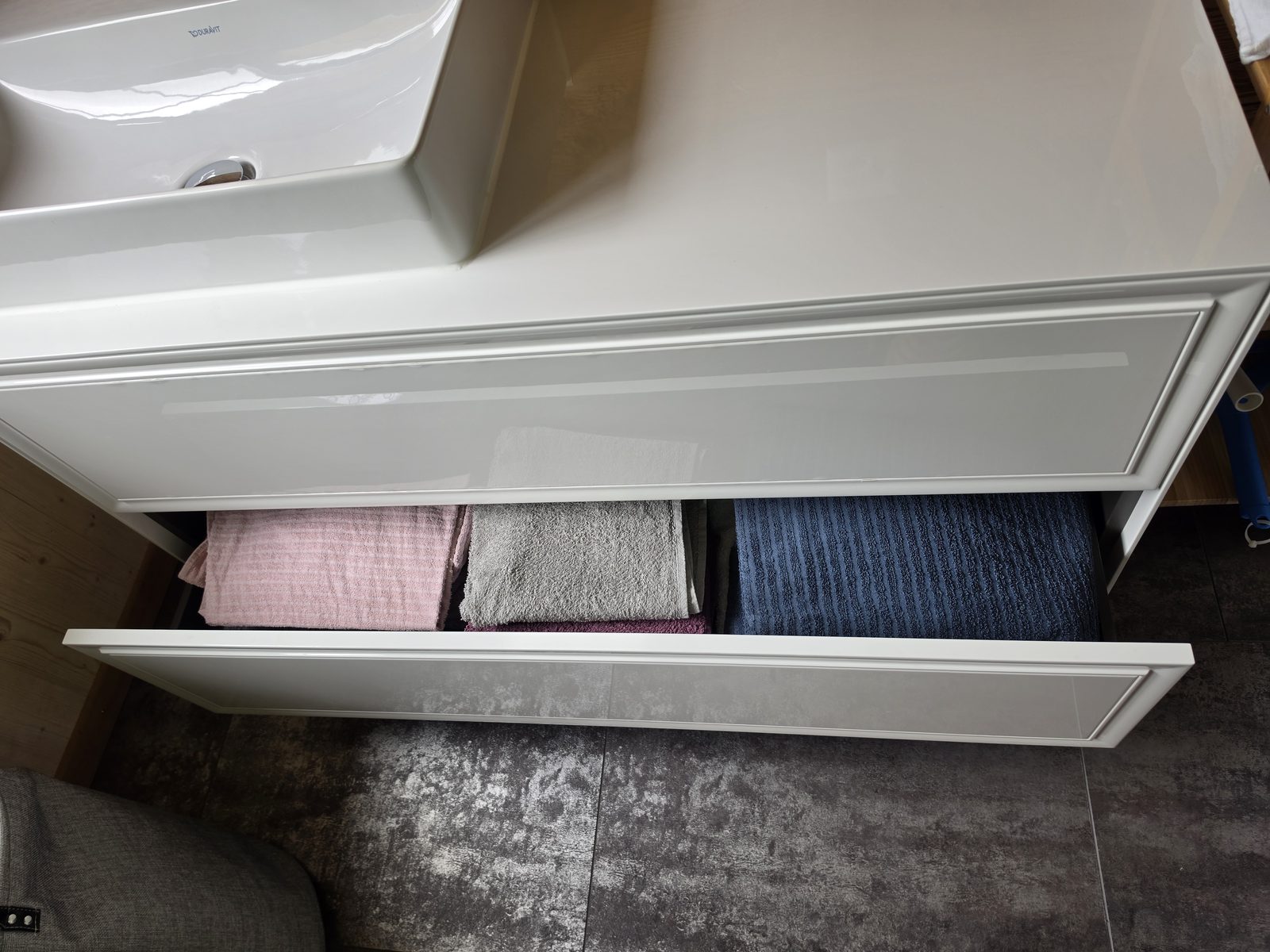 Schublade mit Badetüchern in verschiedenen Farben