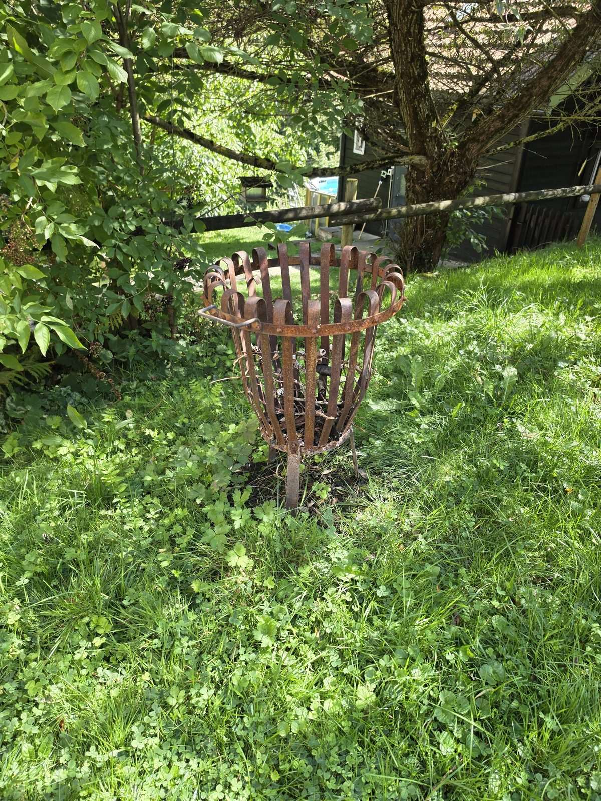 Rostiger Feuerkorb im Garten