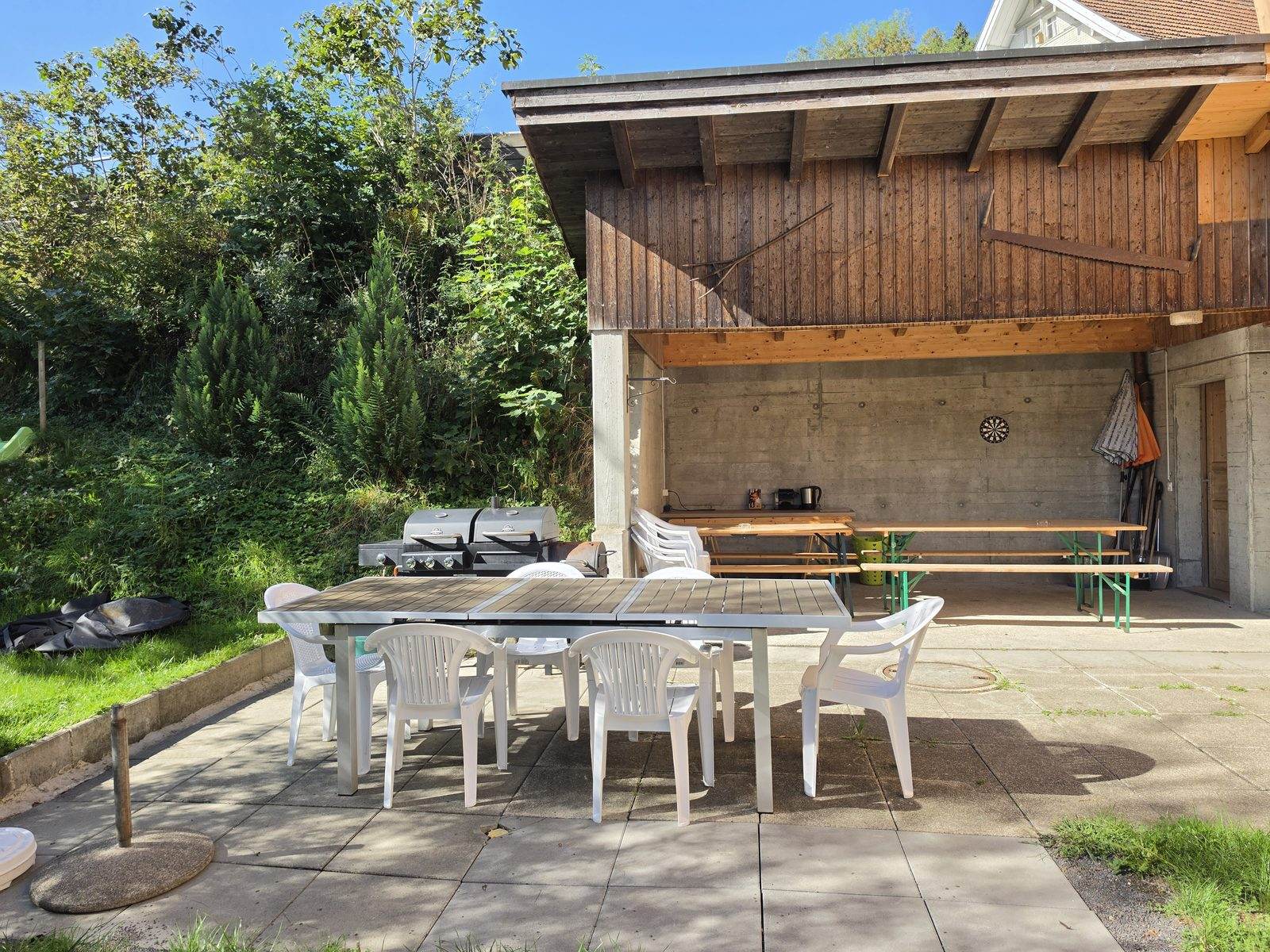 Gartensitzplatz mit Tisch, Stühlen und Smoker-Grill