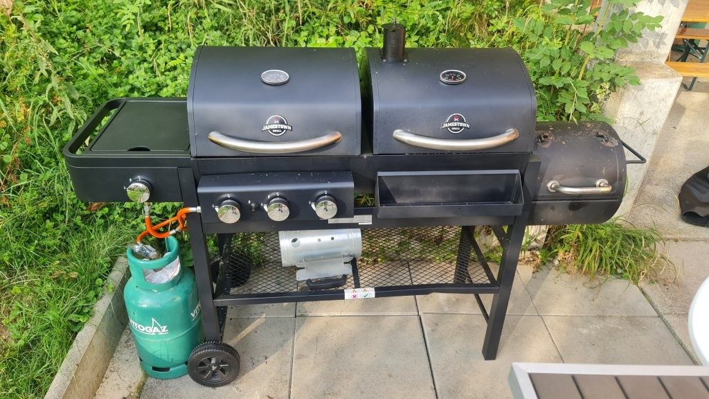 Kombigrill mit Gas, Kohle und Smoker-Funktion samt Gasflasche