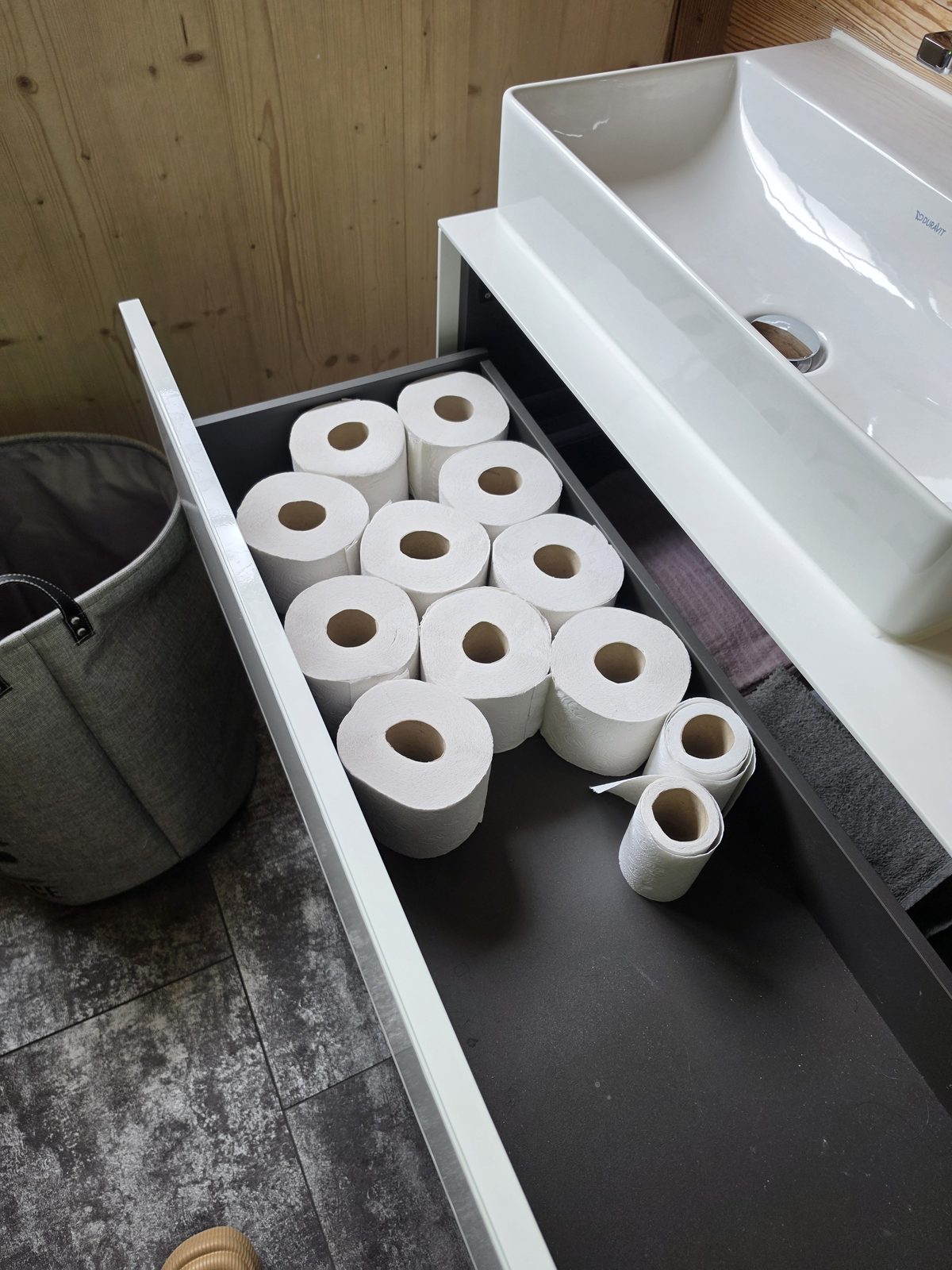 Schublade mit zahlreichen Toilettenpapierrollen