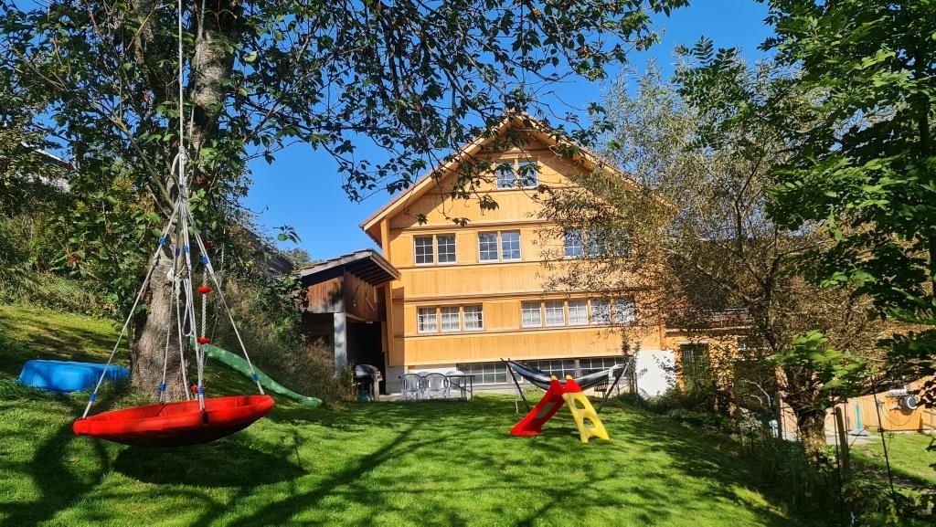 Appenzeller Landhaus in Speicher AR inmitten einer Schafweide