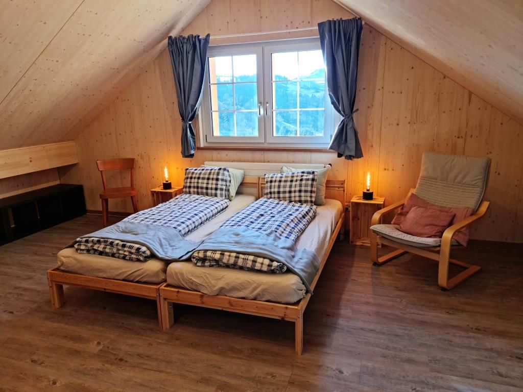 Loftartiges Dachgeschoss mit Doppelbett und Doppelschlafsofa