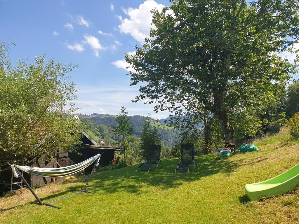 Garten mit Spielgeräten und Grillstelle