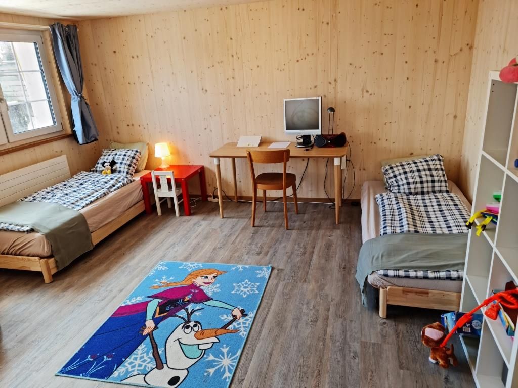 Kinderzimmer mit drei Einzelbetten