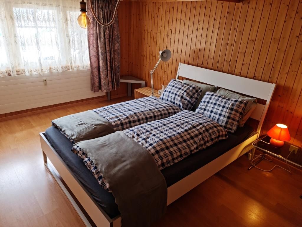 Schlafzimmer mit Doppelbett im Erdgeschoss