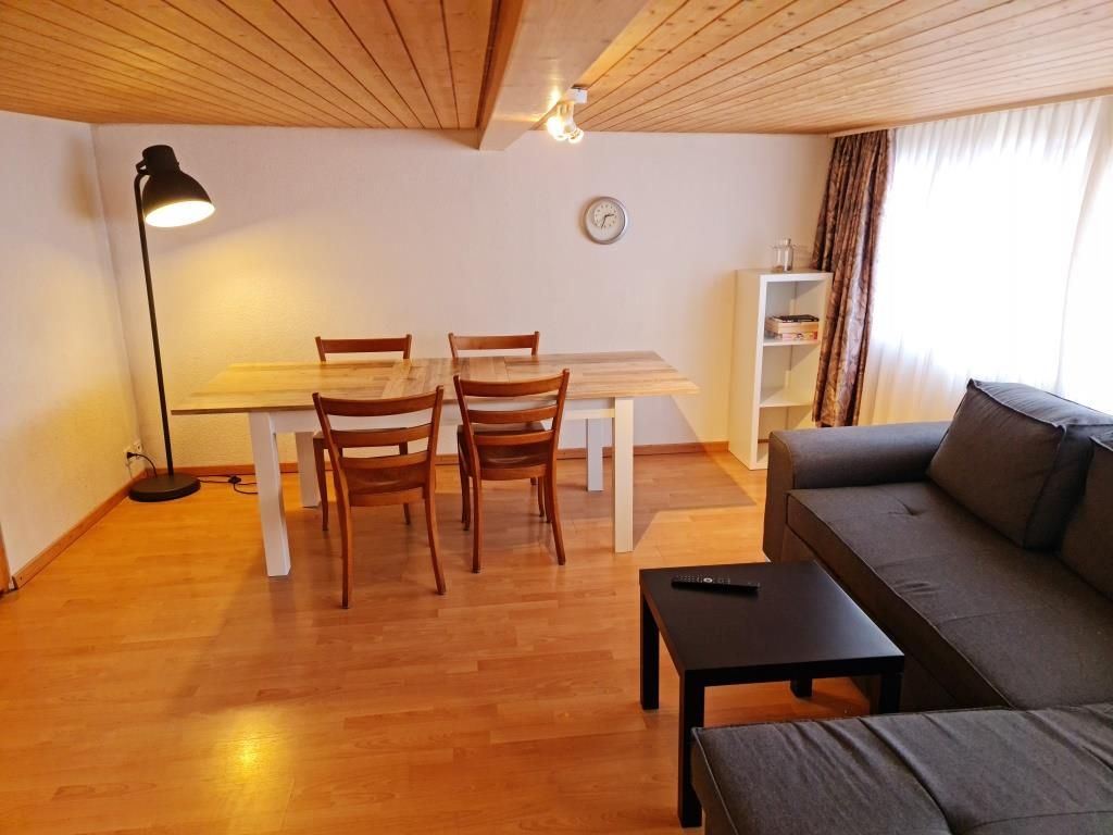 Wohnzimmer des Landhauses mit grossem Esstisch